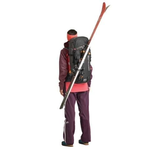 En modell har på sig Ortovox Peak 32L S vandringsryggsäck (unisex) med skidor