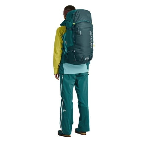 Ortovox Peak 52L S vandringsryggsäck (unisex) på en modell