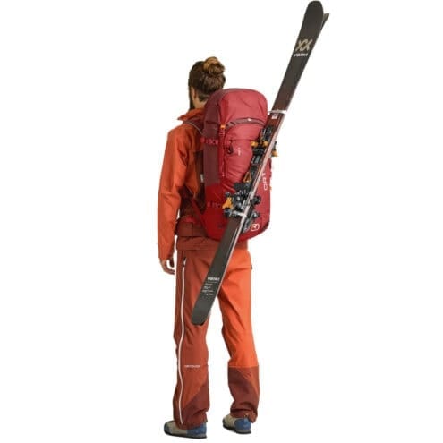 Skidor på Ortovox Peak 55L vandringsryggsäck (unisex)