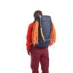 En praktisk Ortovox Peak 38L S vandringsryggsäck (unisex) på en modell