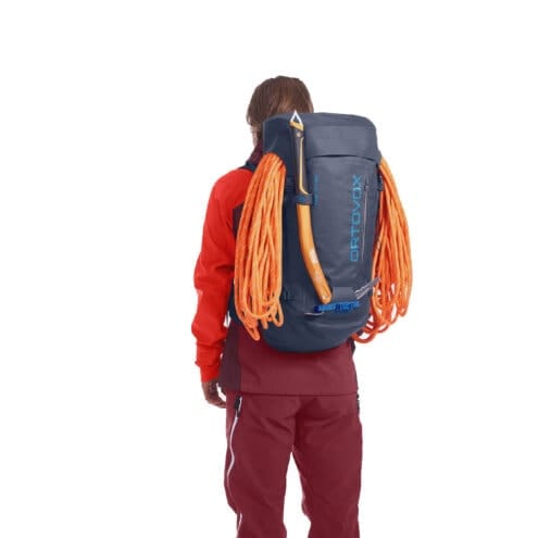 En praktisk Ortovox Peak 38L S vandringsryggsäck (unisex) på en modell
