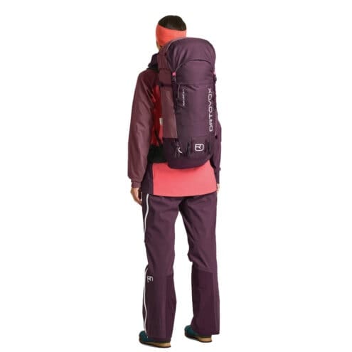 Ortovox Peak Light 30L S vandringsryggsäck (unisex) på en modell