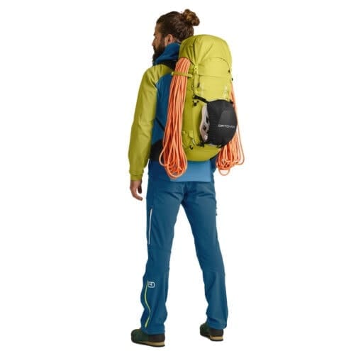 Ortovox Peak Light 32L lågviktsryggsäck (unisex) på en modell - med klätterutrustning