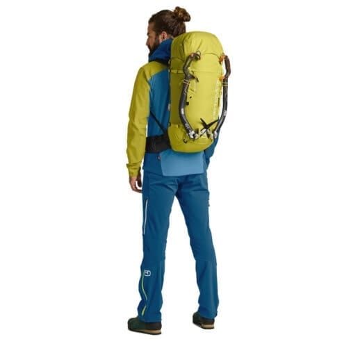 Ortovox Peak Light 32L lågviktsryggsäck (unisex) på en modell