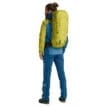 Ortovox Peak Light 32L lågviktsryggsäck (unisex) på en man