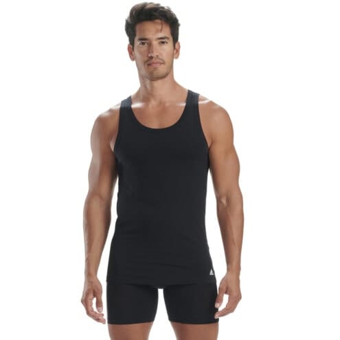 En modell bär Adidas Tank Top 2-pack linne (herr) med fyrvägsstrech