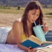 en modell använder En stor och praktisk Hydro Flask All Around Travel Tumbler med sugrör 32oz/946ml
