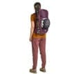 Ortovox Traverse 28L S vandringsryggsäck (unisex) på en modell med vandringsutrustning