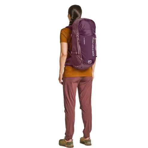 Ortovox Traverse 28L S vandringsryggsäck (unisex) på en modell