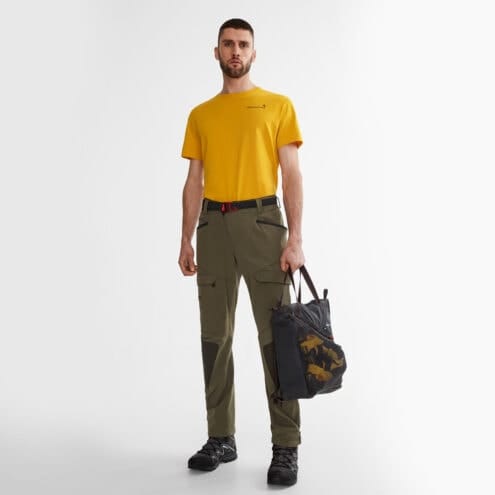 En modell håller i Klättermusen Urur Bag 23L (unisex)