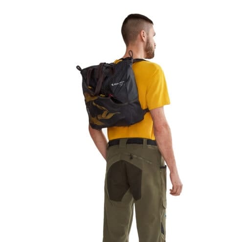 Baksida av Klättermusen Urur Bag 23L (unisex) på en modell