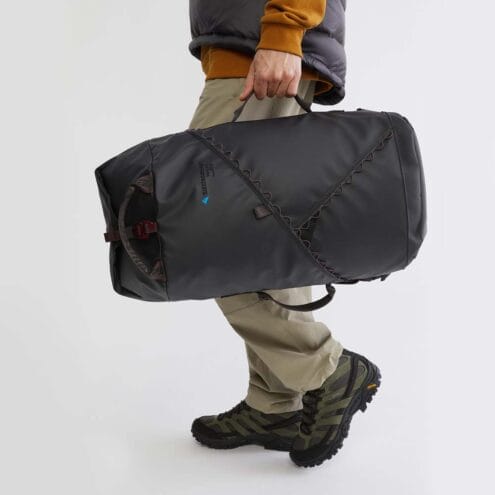 En modell håller i snygga Klättermusen Ydalir Duffelbag 40L slitstark duffelväska (unisex)