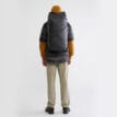 Klättermusen Ydalir Duffelbag 40L slitstark duffelväska (unisex) på en modell