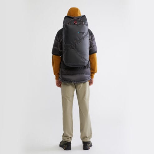 Klättermusen Ydalir Duffelbag 40L slitstark duffelväska (unisex) på en modell