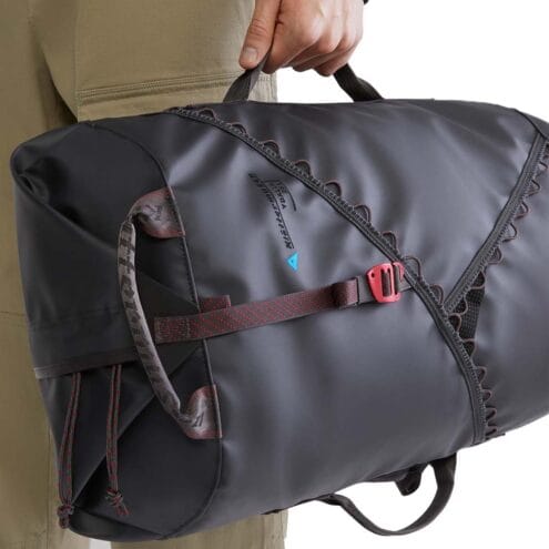 En modell håller i Klättermusen Ydalir Duffelbag 25L slitstark duffelväska (unisex)