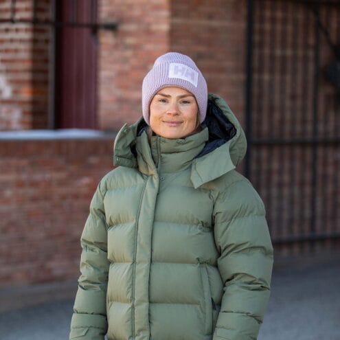 en lila Helly Hansen Box Beanie mössa (unisex) på en modell