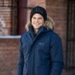 En blå Helly Hansen Box Beanie mössa (unisex) på en modell