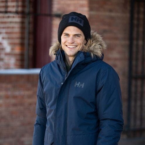 En blå Helly Hansen Box Beanie mössa (unisex) på en modell