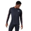 En modell bär Helly Hansen Lifa Active Stripe Crew (herr)