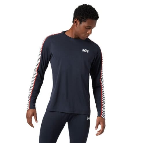 En modell bär Helly Hansen Lifa Active Stripe Crew (herr)