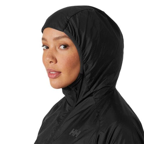 En modell har på sig luvan av Lågviktig Helly Hansen Rapide Insulator Wind Jacket vindjacka (dam)