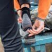 En modell använder Falke TK5 Wander Short Trekking Sock vandringsstrumpor (dam)