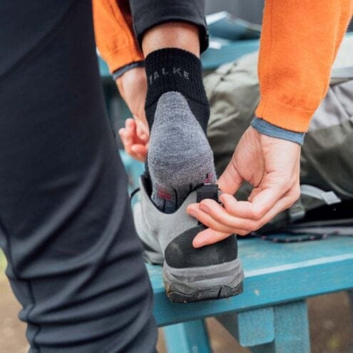 En modell använder Falke TK5 Wander Short Trekking Sock vandringsstrumpor (dam)