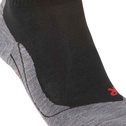 Närbild av lätta och ventilerande Falke TK5 Wander Short Trekking Sock vandringsstrumpor (dam)