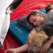 en person sover på en Therm-a-Rest MondoKing 3D tjockt liggunderlag