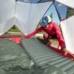en Therm-a-Rest NeoAir Topo Luxe uppblåsbart liggunderlag i ett tält