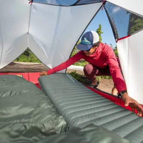 en Therm-a-Rest NeoAir Topo Luxe uppblåsbart liggunderlag i ett tält