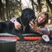 en hund och person ligger på Therm-a-Rest Prolite Apex självuppblåsbart liggunderlag