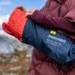 en person packar upp Therm-a-Rest Prolite Apex självuppblåsbart liggunderlag