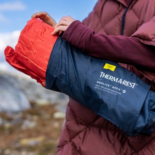 en person packar upp Therm-a-Rest Prolite Apex självuppblåsbart liggunderlag