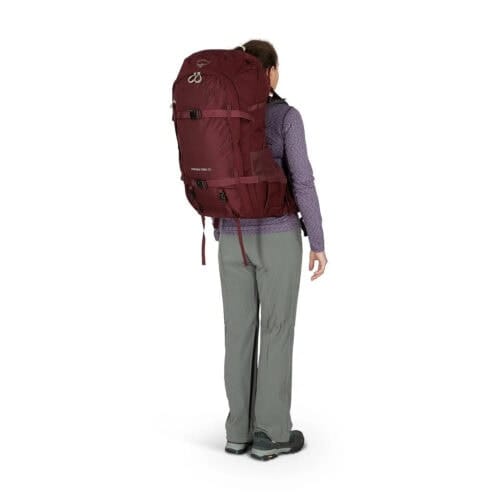Osprey Fairview Trek 50L vandrings och reseryggsäck (dam) på en modell