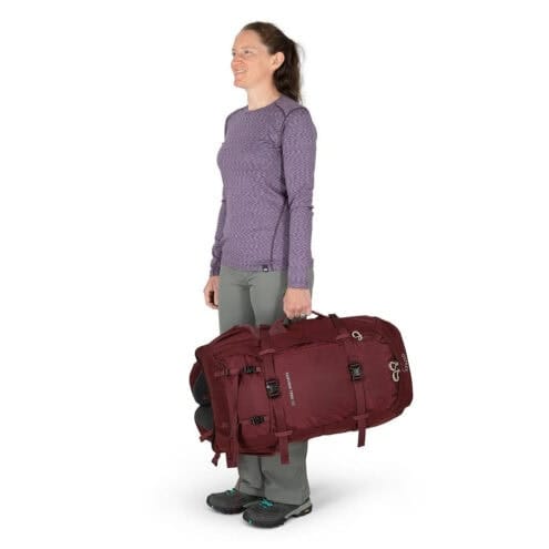 en modell håller Osprey Fairview Trek 50L vandrings och reseryggsäck (dam)