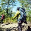 lifestylebild på Osprey Farpoint Trek 55L vandrings och reseryggsäck (herr)