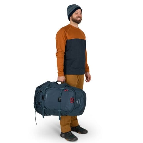 en modell bär Osprey Farpoint Trek 55L vandrings och reseryggsäck (herr)