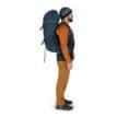 Osprey Farpoint Trek 55L vandrings och reseryggsäck (herr) i profil - på en modell