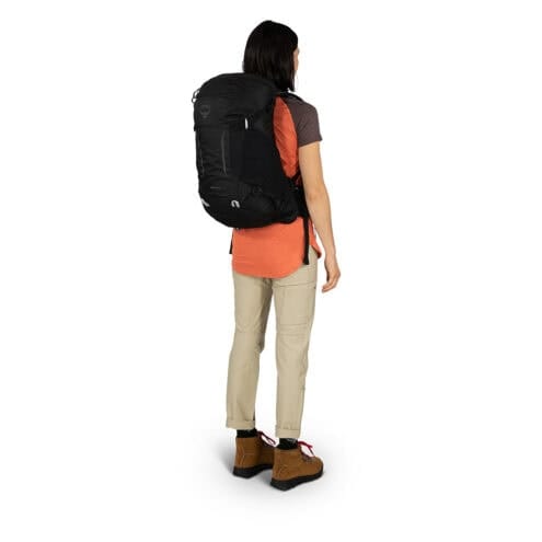 Osprey Hikelite 28L lätt dagsryggsäck (unisex) på en kvinnlig modell