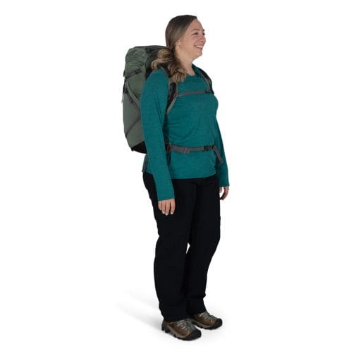 en dam bär en Osprey Sportlite 30 dagsryggsäck (unisex)