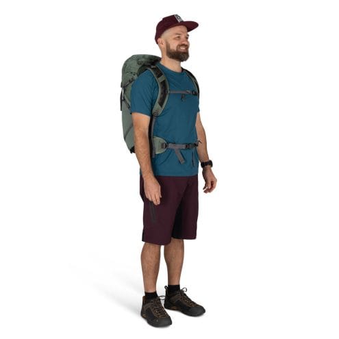en man bäår en Osprey Sportlite 30 dagsryggsäck (unisex)