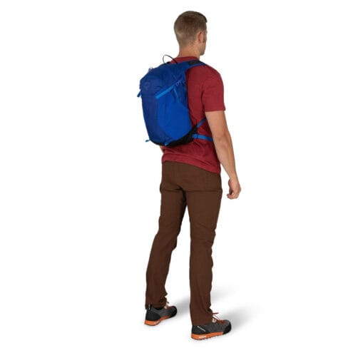 Man som bär Osprey Sportlite 20 dagsryggsäck
