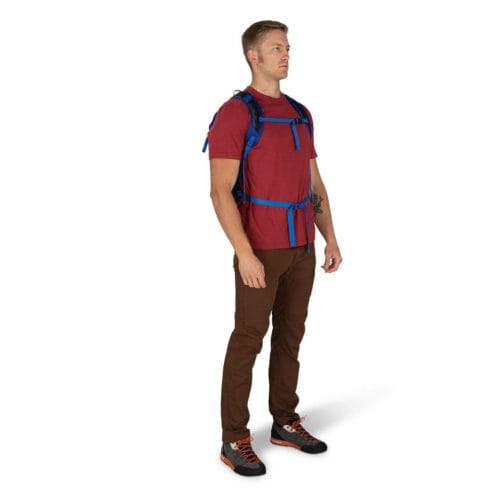Man som bär Osprey Sportlite 20 dagsryggsäck