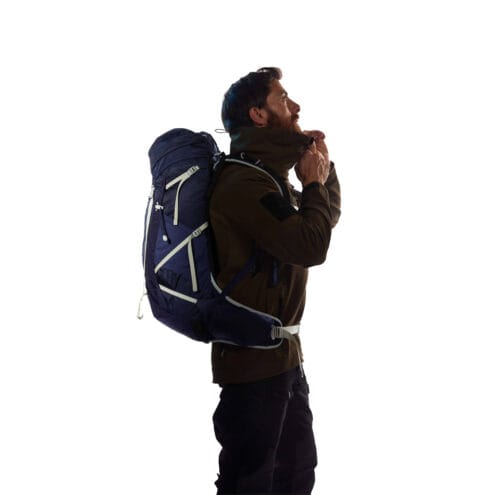 Osprey Talon 55 L vandringsryggsäck (herr) på en modell