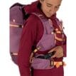 Kvinna som bär Osprey Tempest Velocity 20 ryggsäck
