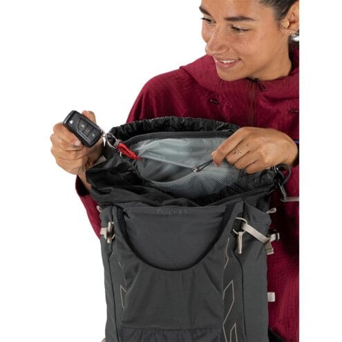 Kvinna som använder Osprey Tempest Velocity 30 ryggsäck