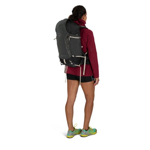 Kvinna som bär Osprey Tempest Velocity 30 ryggsäck