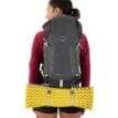 Kvinna som bär Osprey Tempest Velocity 30 ryggsäck