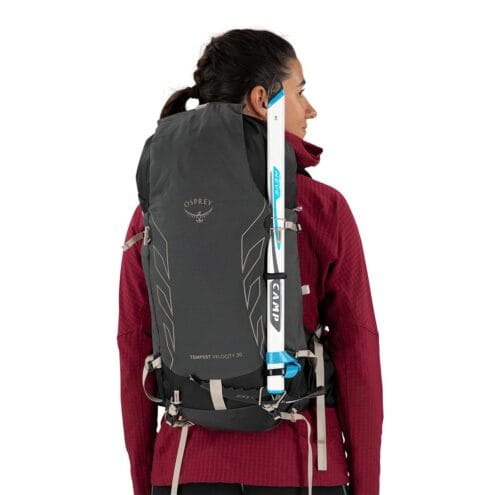 Kvinna som använder Osprey Tempest Velocity 30 ryggsäck